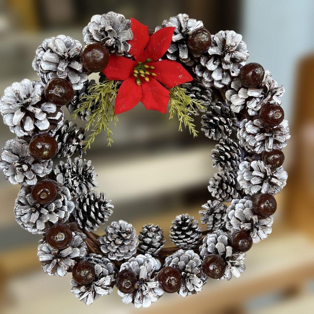 クリスマスリース 松ぼっくり 赤い花 約　27cm