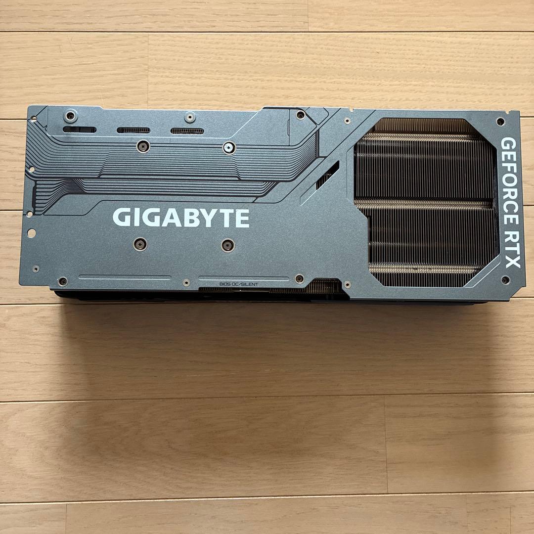 gigabyte RTX 4090 ヒートシンク　ファン　バックプレート　LED
