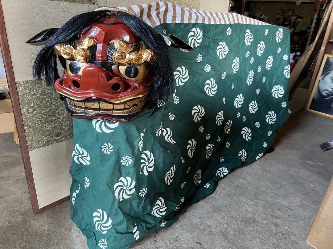 木彫獅子頭 朱漆金彩 幅33cm 獅子舞 神楽面 魔除 縁起物 マント付き