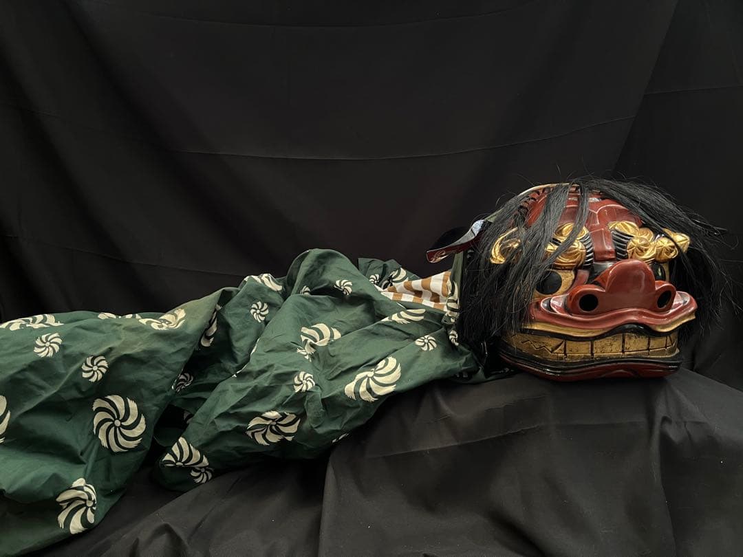 木彫獅子頭 朱漆金彩 幅33cm 獅子舞 神楽面 魔除 縁起物 マント付き