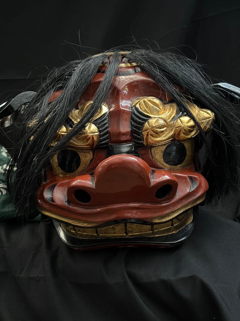 木彫獅子頭 朱漆金彩 幅33cm 獅子舞 神楽面 魔除 縁起物 マント付き