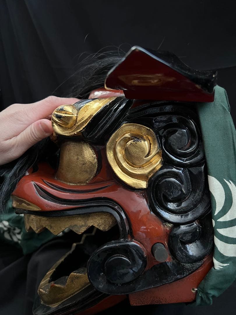 木彫獅子頭 朱漆金彩 幅33cm 獅子舞 神楽面 魔除 縁起物 マント付き