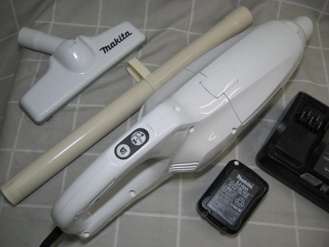マキタ 10.8V 充電式クリーナー CL107FD バッテリ―・充電器付