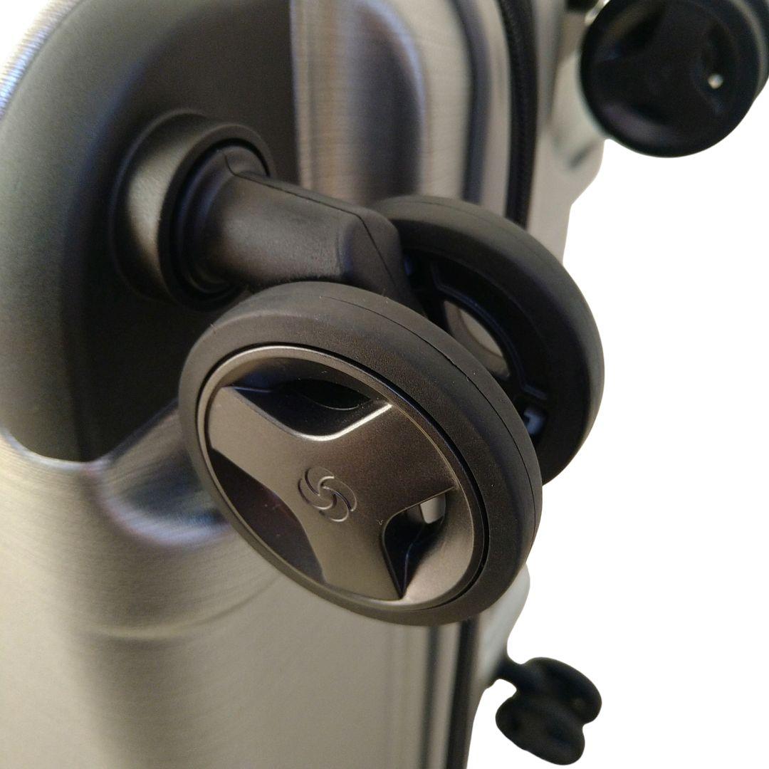 サムソナイト「EVOA/エヴォア」SPINNER69cm /シルバー