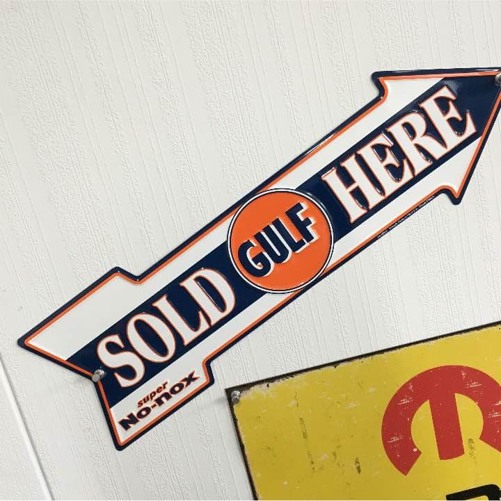 【送料込】エンボス加工  看板  GULF