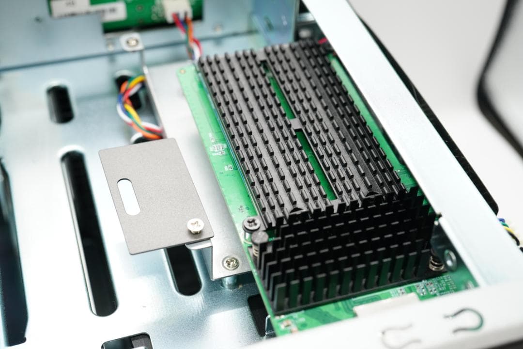外付けハードディスク・ドライブ ASUSTOR AS6804T NAS DDR5/32GB 10Gbe/5Gbe