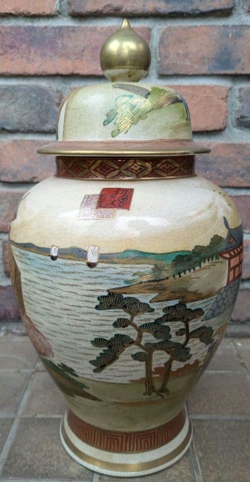伝統的な日本の風景画の花瓶 薩摩焼