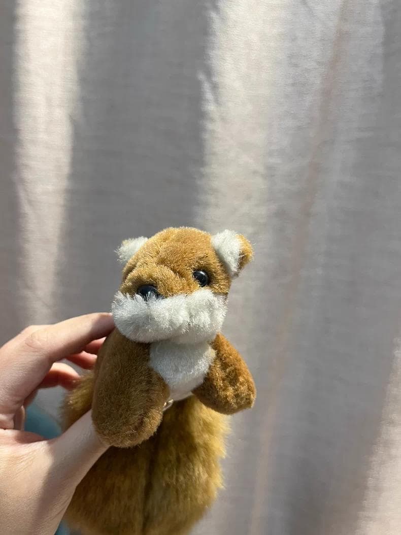 茶色と黄色の動物ぬいぐるみ