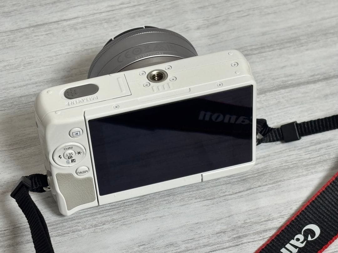 Canon EOS M ホワイト ミラーレスカメラ