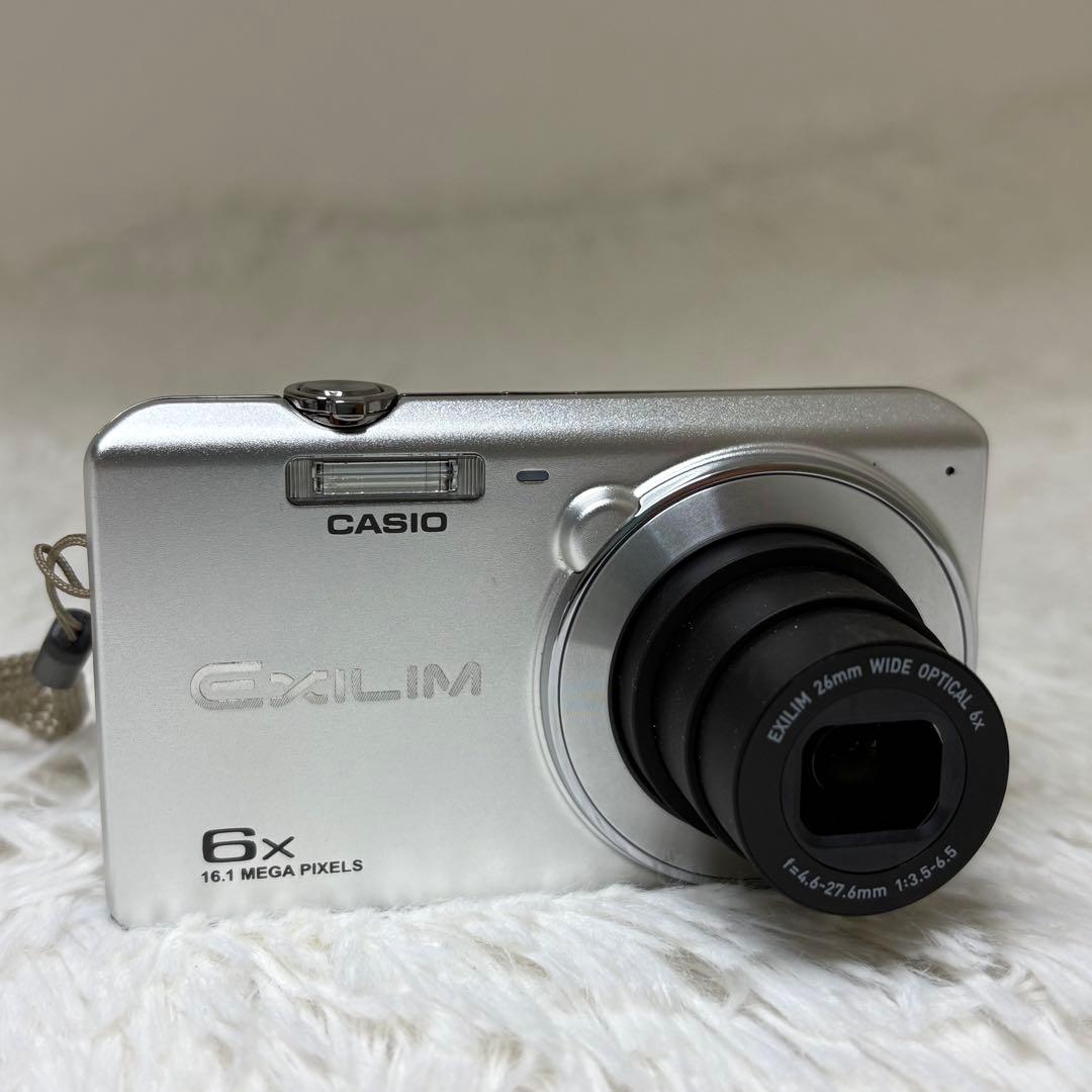 美品　CASIO カメラ　エクシリムEX-ZS28 充電器　箱　コンデジ　可動