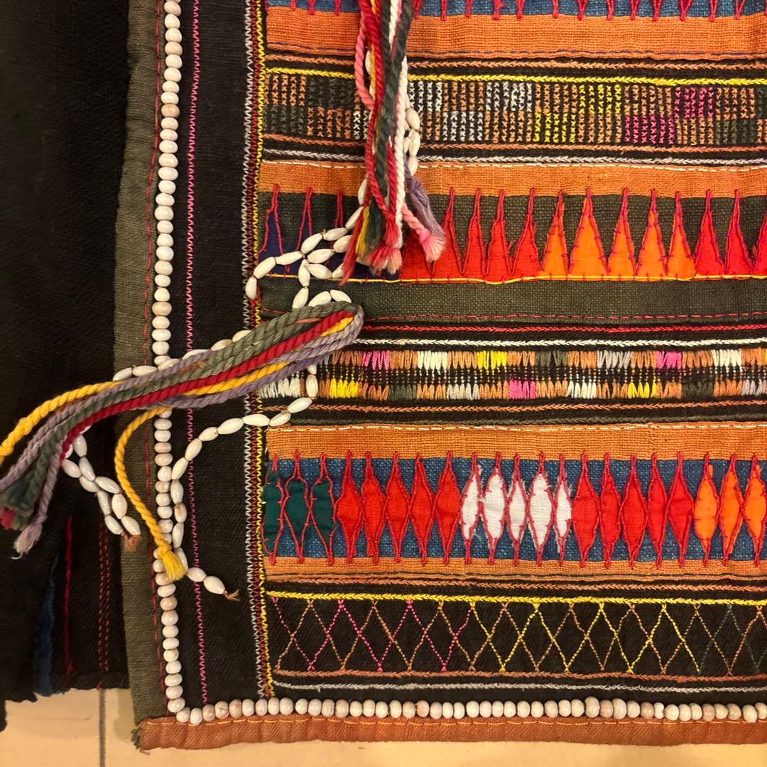タイヴィンテージ　アカ族の手仕事による鮮やかな色彩の刺繍ジャケット　アップリケ