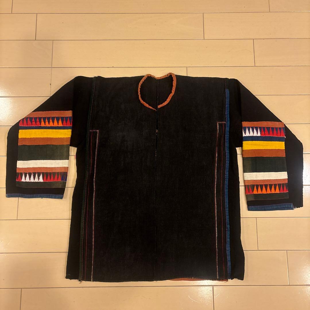 タイヴィンテージ　アカ族の手仕事による鮮やかな色彩の刺繍ジャケット　アップリケ