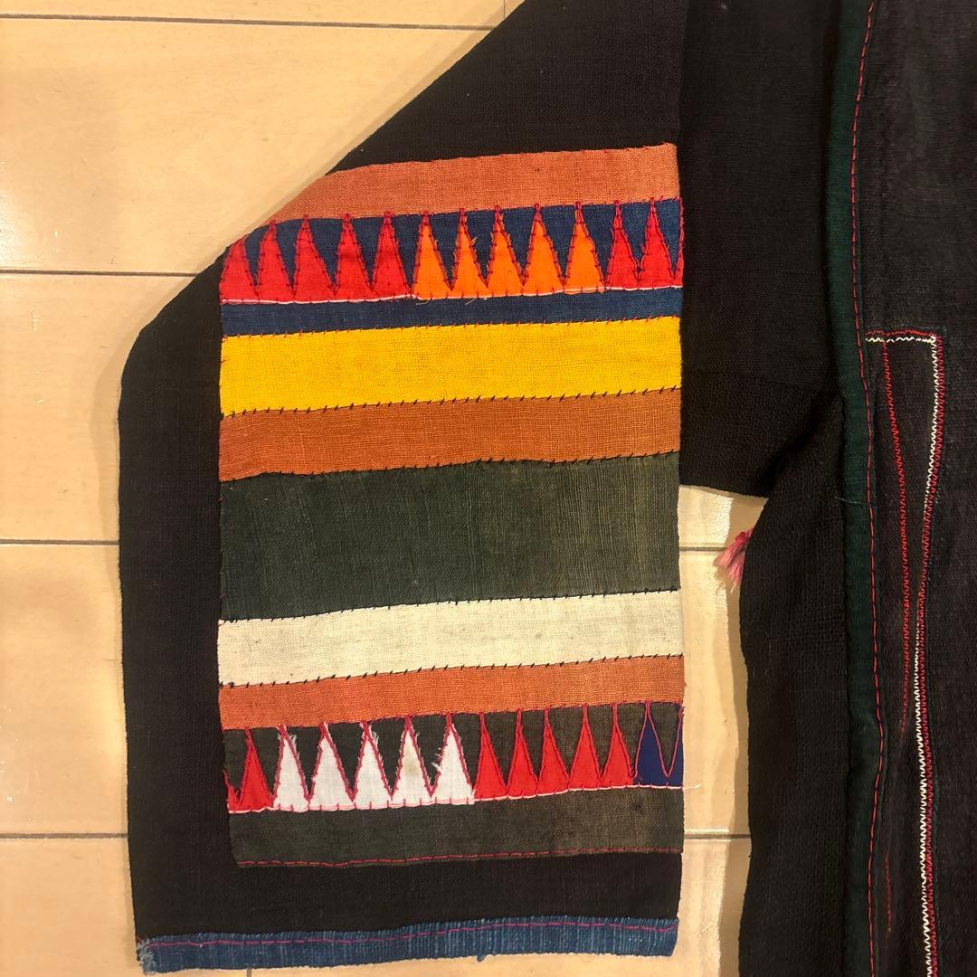 タイヴィンテージ　アカ族の手仕事による鮮やかな色彩の刺繍ジャケット　アップリケ
