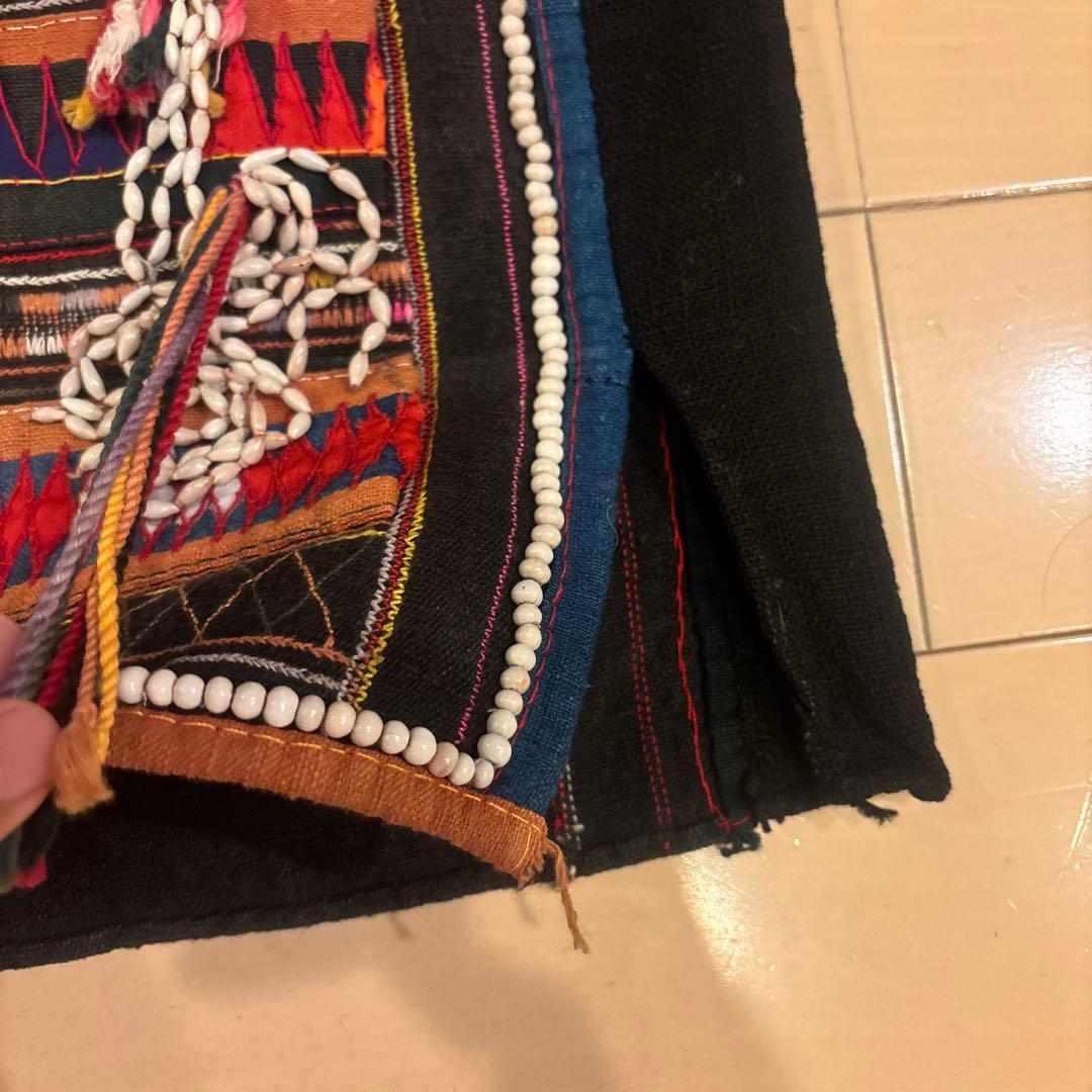 タイヴィンテージ　アカ族の手仕事による鮮やかな色彩の刺繍ジャケット　アップリケ