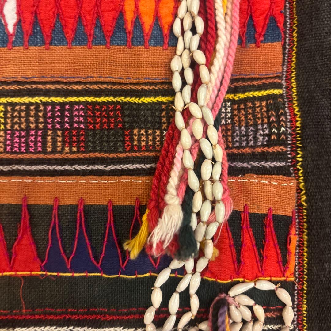タイヴィンテージ　アカ族の手仕事による鮮やかな色彩の刺繍ジャケット　アップリケ