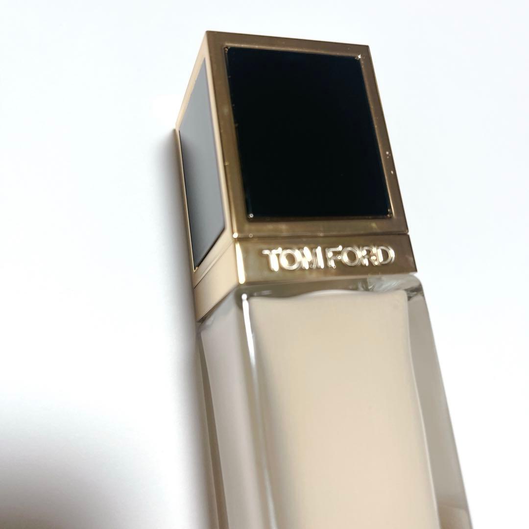 TOM FORD アーキテクチャー ラディアンス ファンデーション　バニラ