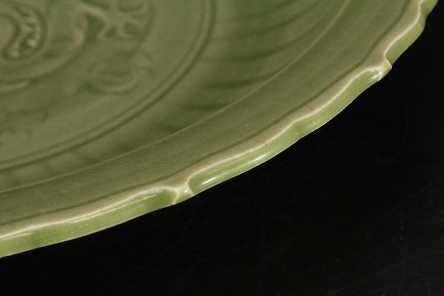 中国美術 青磁 刻龍紋 折口皿 φ42.5cm(ZE786)