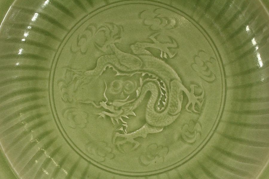 中国美術 青磁 刻龍紋 折口皿 φ42.5cm(ZE786)