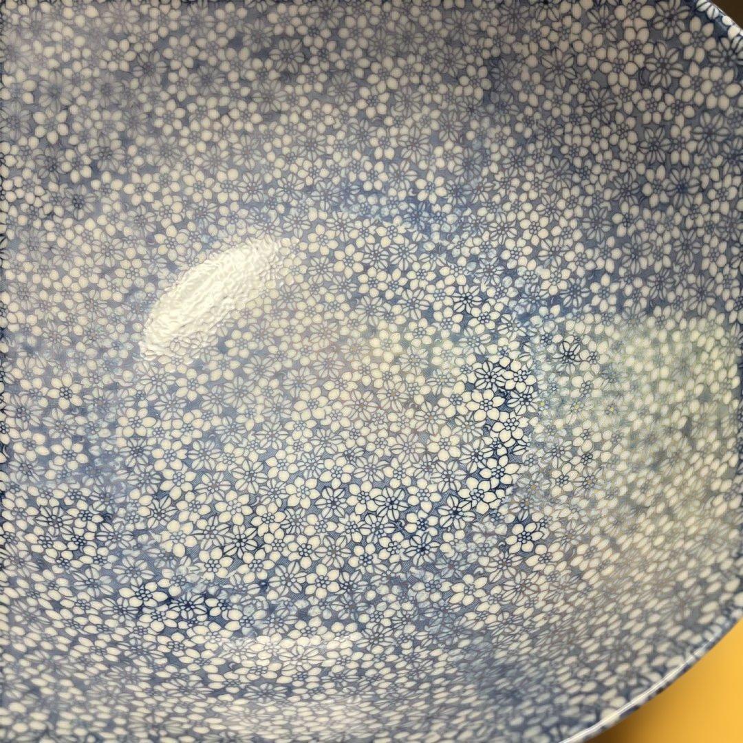 青い花模様の陶器ボウル