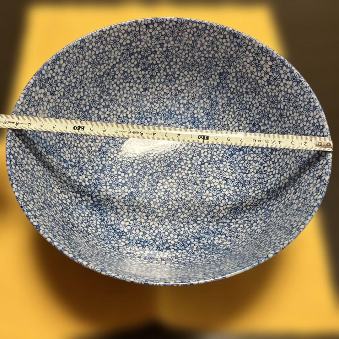 青い花模様の陶器ボウル