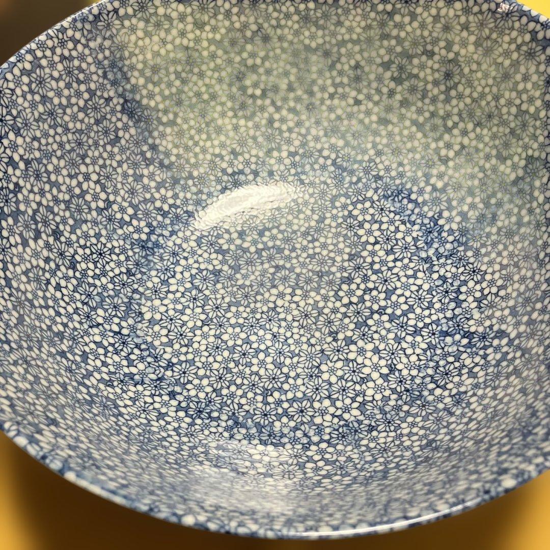 青い花模様の陶器ボウル