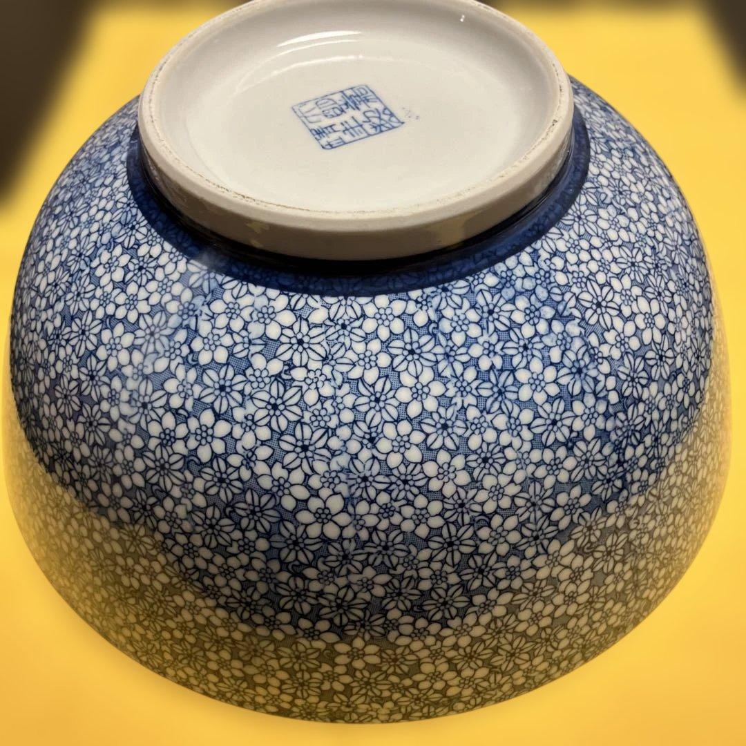 青い花模様の陶器ボウル