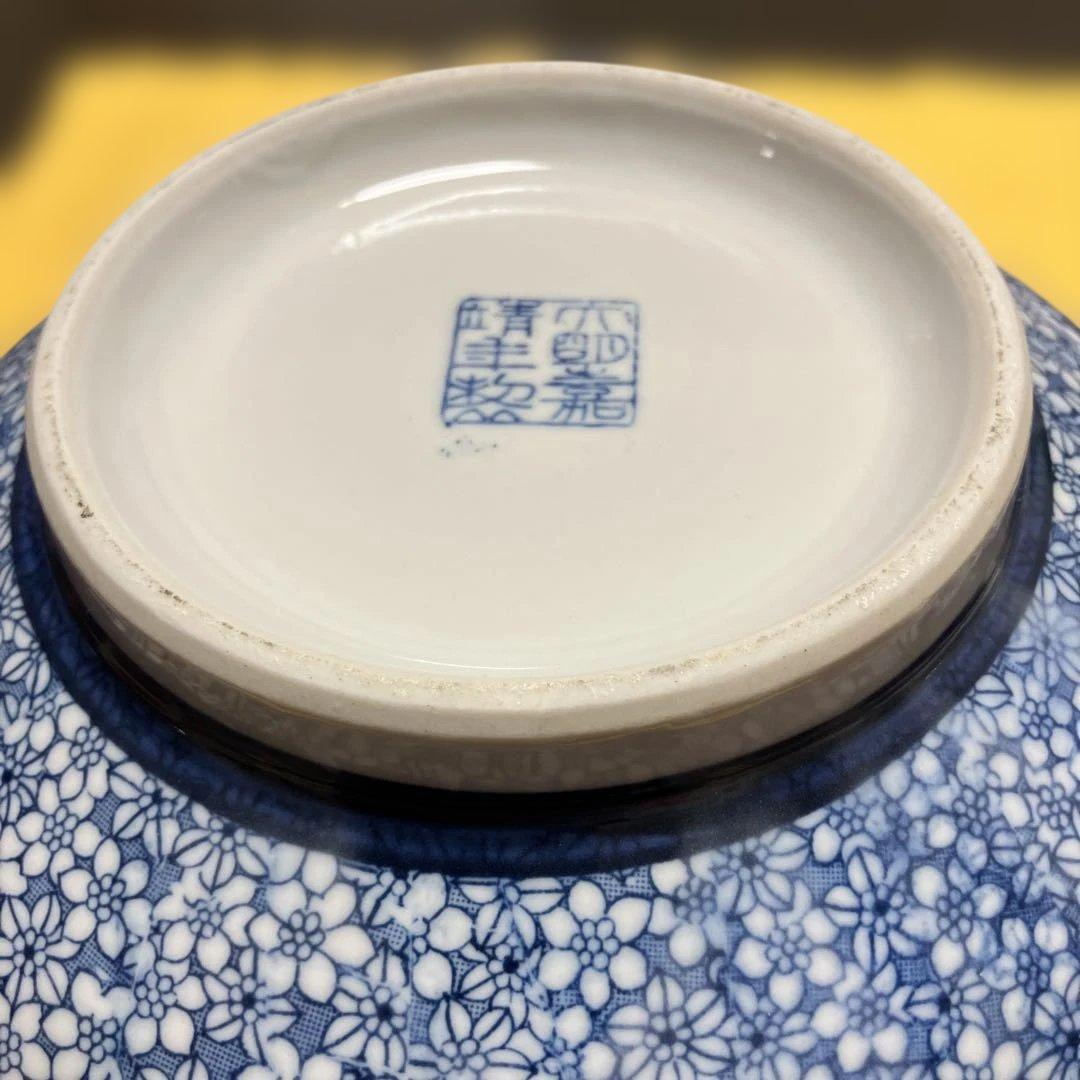 青い花模様の陶器ボウル