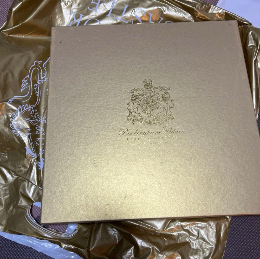 イギリスで購入された金装飾の青い絵柄の皿