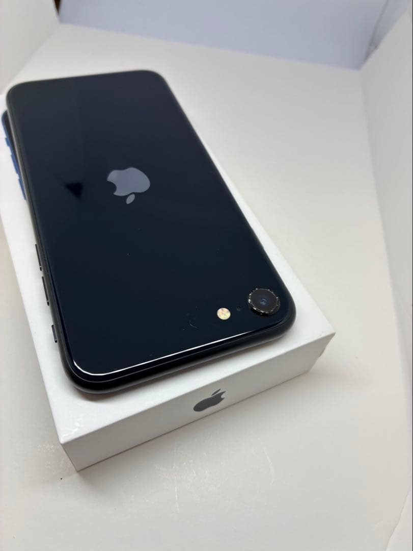【極美品】　iPhone SE3 128GB SIMフリー 黒　新品バッテリー