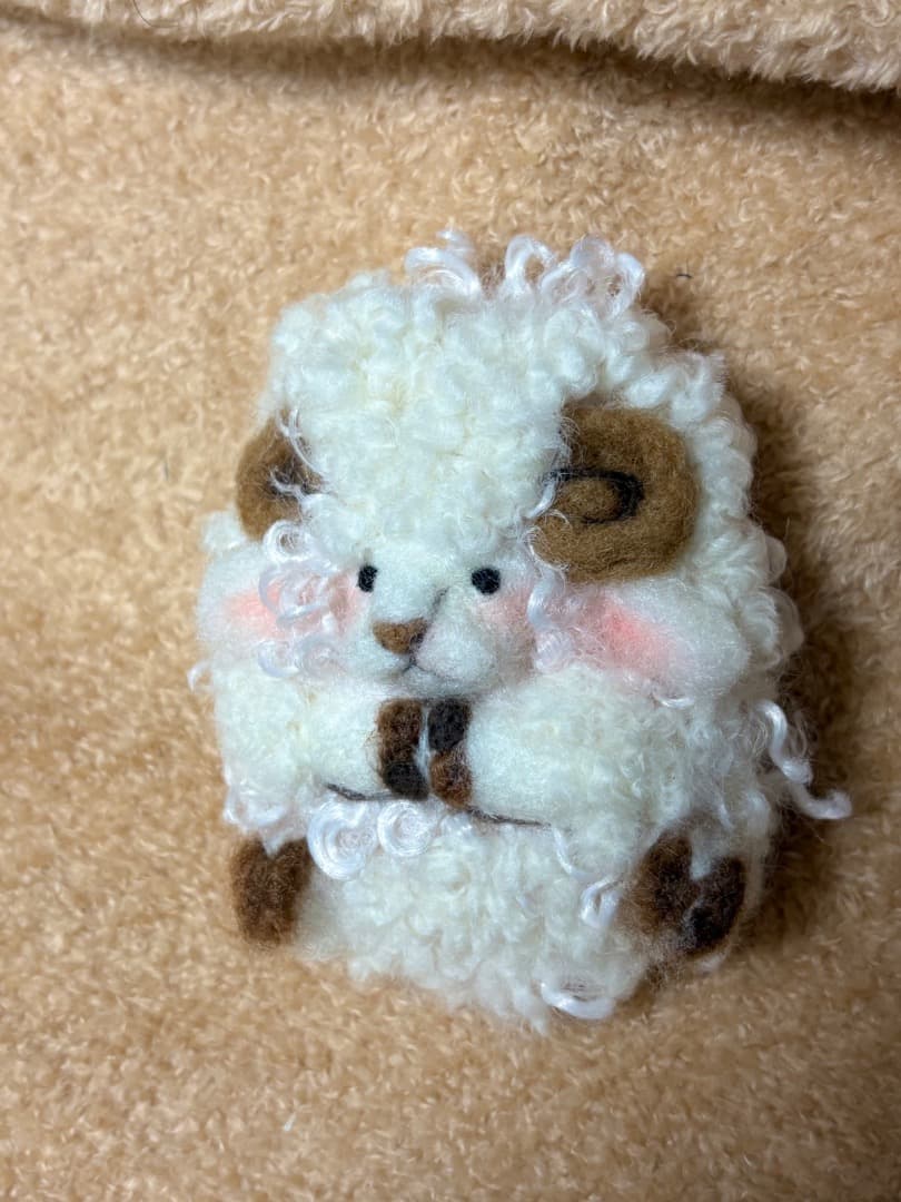 羊毛フェルトご飯に擬態した羊と羊ブローチ【ハンドメイド