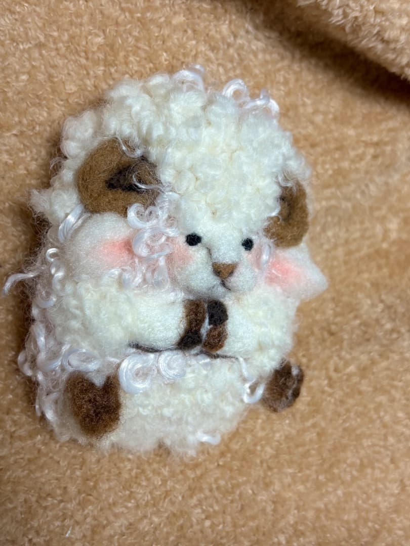 羊毛フェルトご飯に擬態した羊と羊ブローチ【ハンドメイド