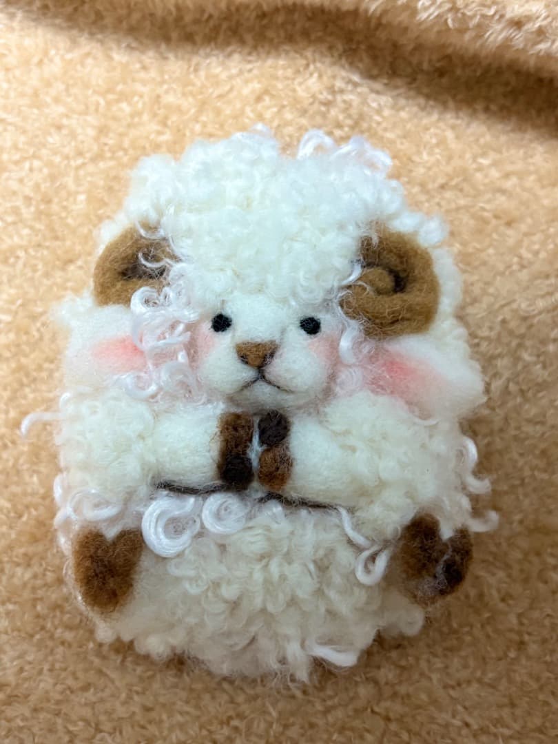 羊毛フェルトご飯に擬態した羊と羊ブローチ【ハンドメイド