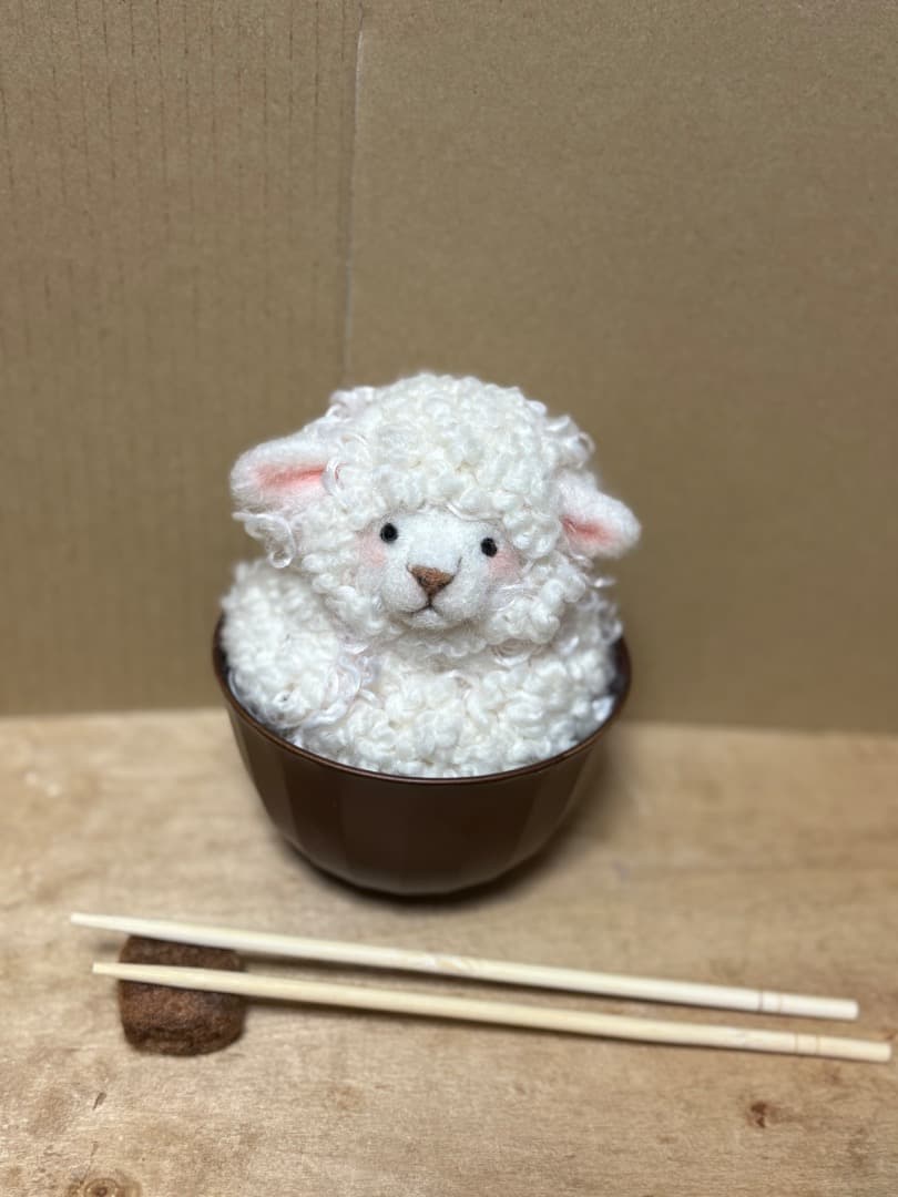 羊毛フェルトご飯に擬態した羊と羊ブローチ【ハンドメイド