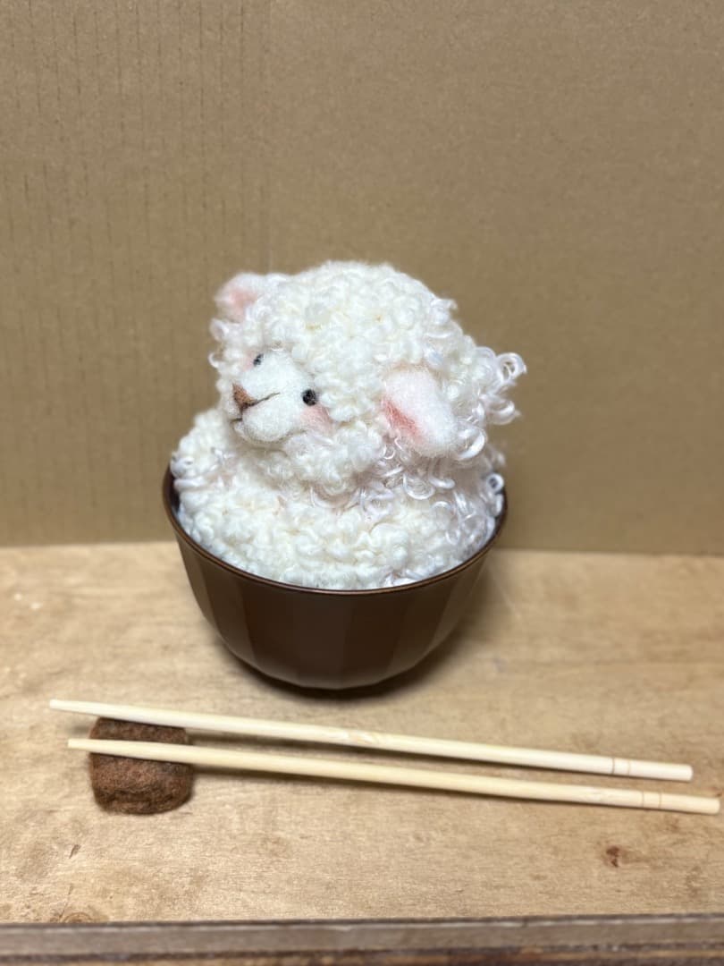 羊毛フェルトご飯に擬態した羊と羊ブローチ【ハンドメイド