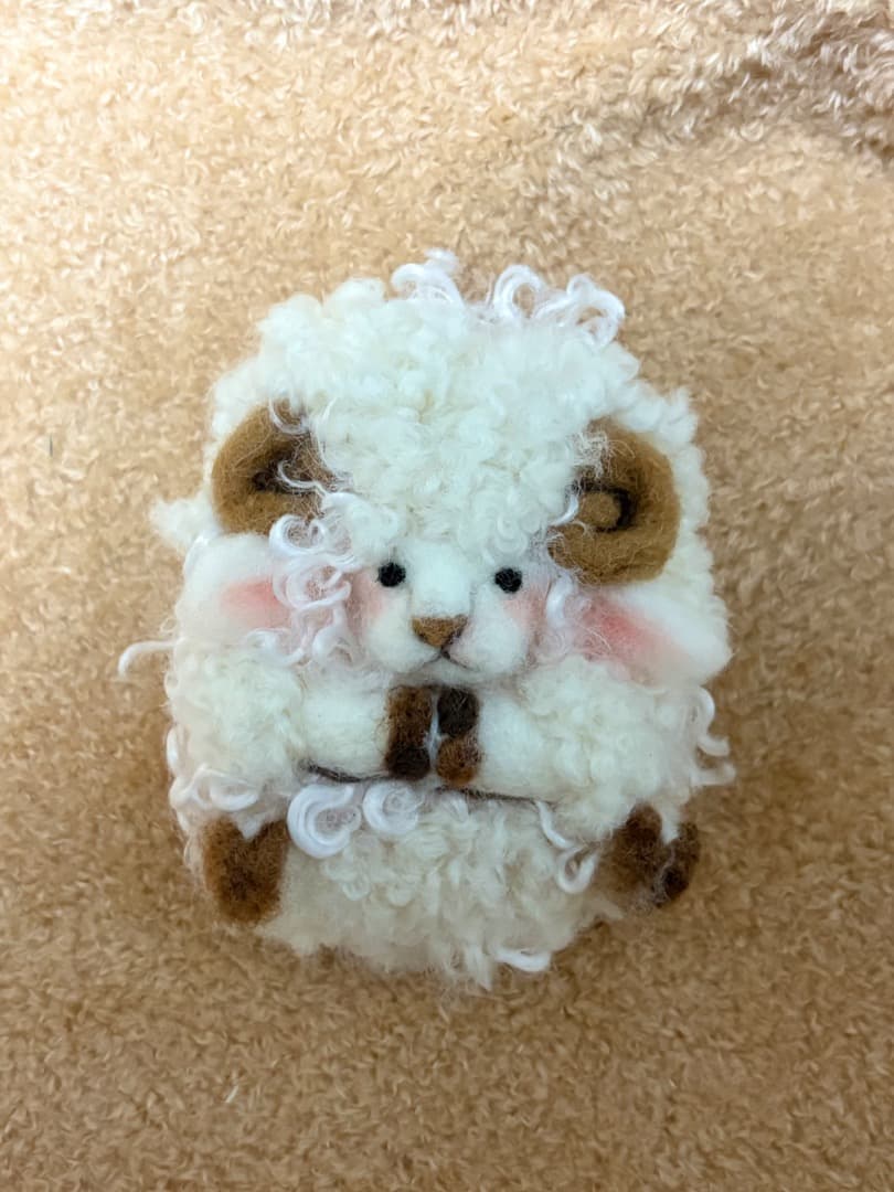 羊毛フェルトご飯に擬態した羊と羊ブローチ【ハンドメイド