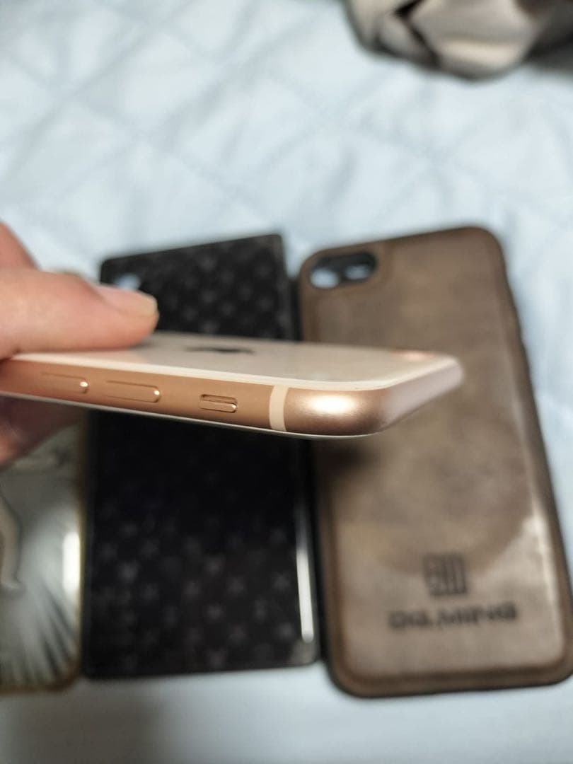 Apple iPhone 8 ゴールドとケース３つ
