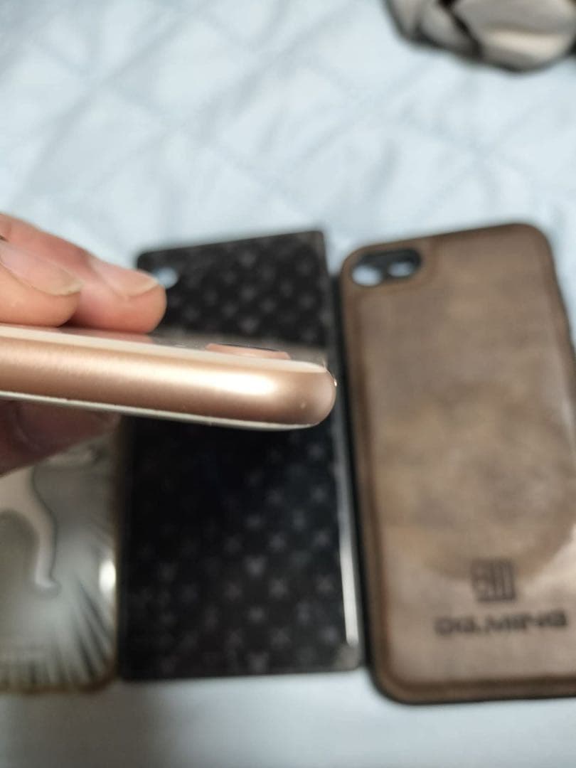 Apple iPhone 8 ゴールドとケース３つ