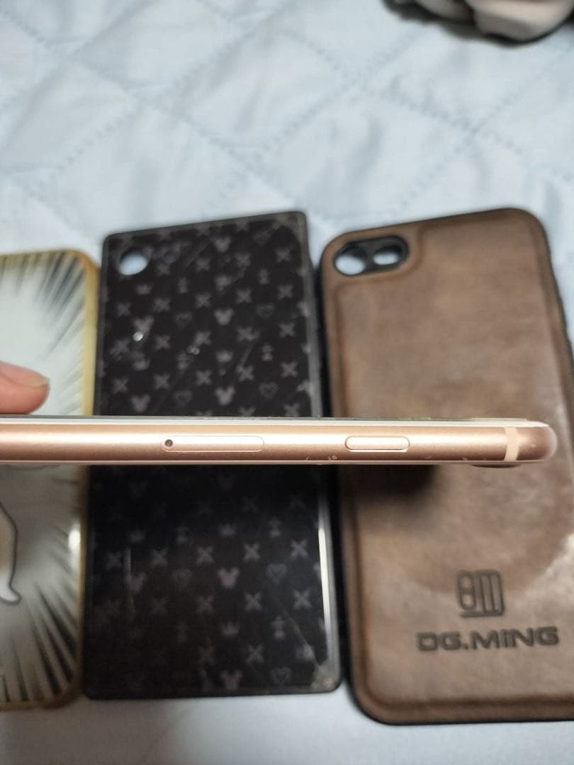 Apple iPhone 8 ゴールドとケース３つ