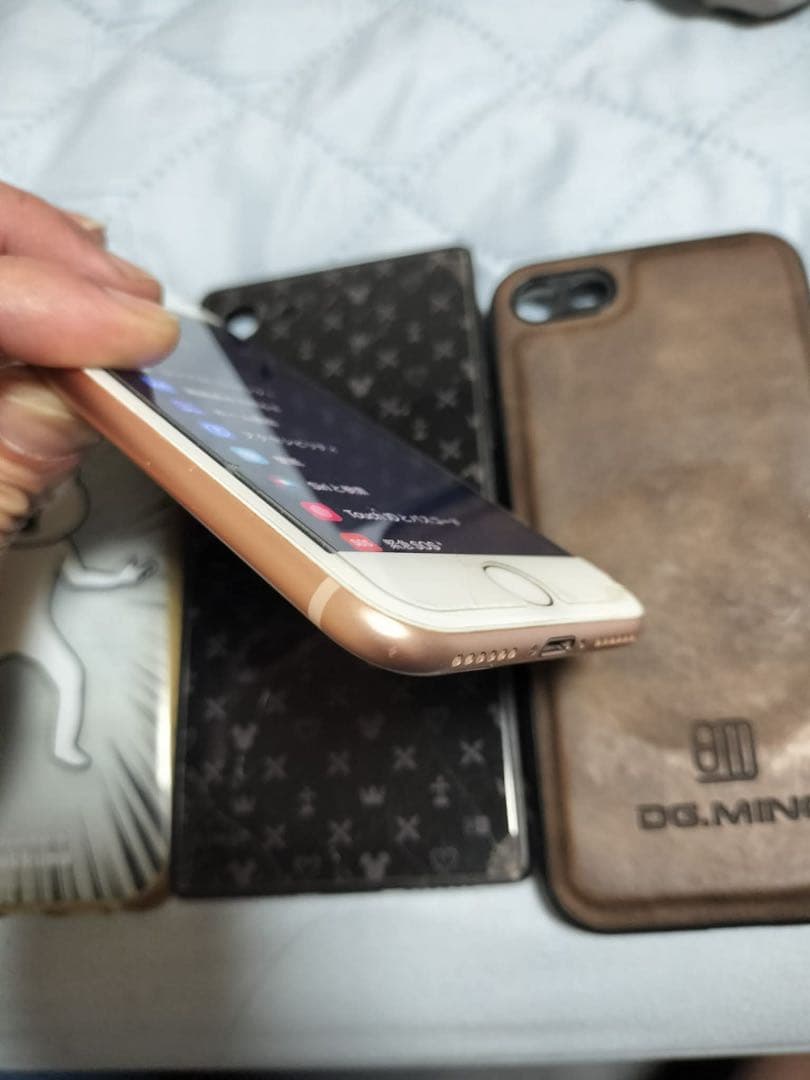 Apple iPhone 8 ゴールドとケース３つ