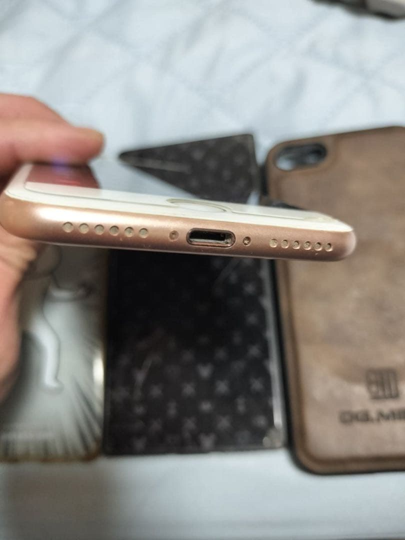 Apple iPhone 8 ゴールドとケース３つ
