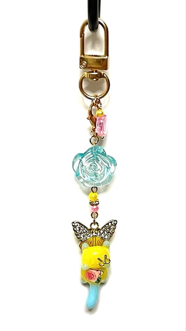 薔薇と蝶と猫のキーホルダー♡ビーズチャーム、レジンチャーム、花、フラワー、ローズ