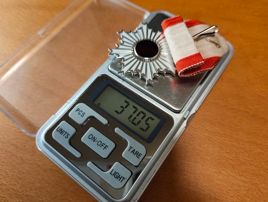勲六等単光旭日章 約37.0g 純銀 箱あり 勲章 銀製