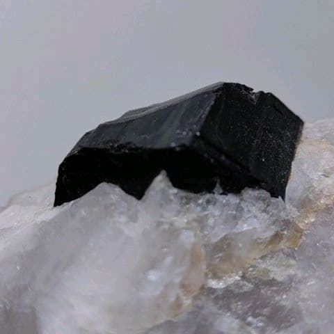 鉱物コレクション　鉄電気石（ショール）
