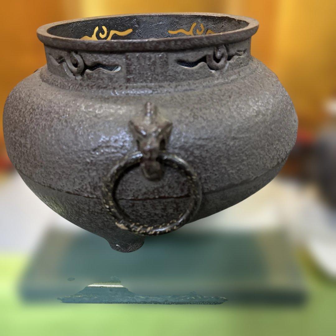 伝統的な鉄製茶釜
