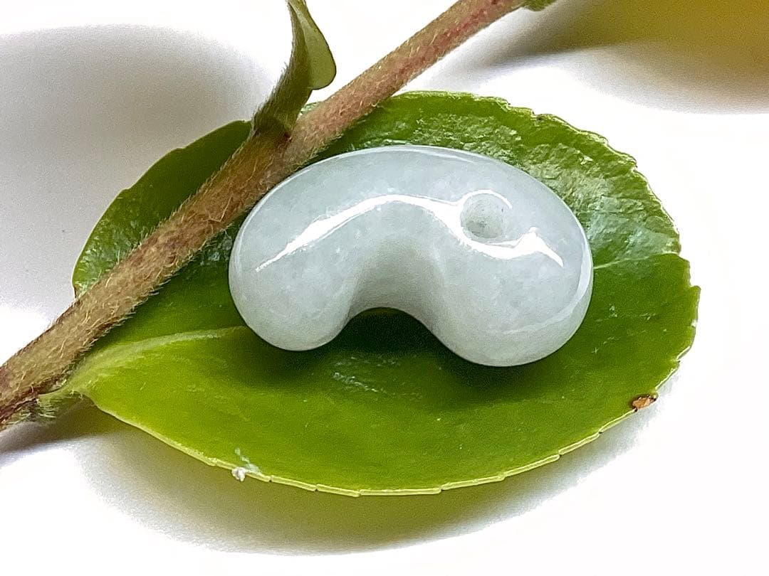 ✳氷‼️ 本物アイスジェイド‼️ 高価糸魚川翡翠勾玉　お身近に本物守護石を　鑑定済み