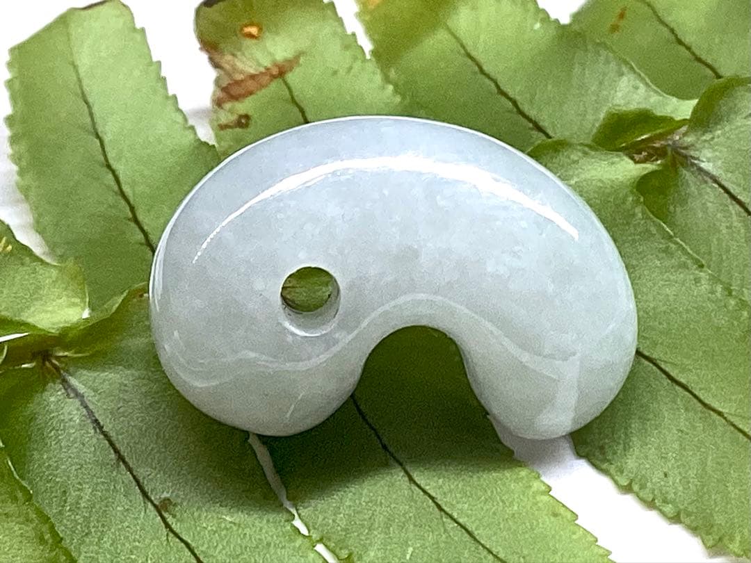 ✳氷‼️ 本物アイスジェイド‼️ 高価糸魚川翡翠勾玉　お身近に本物守護石を　鑑定済み