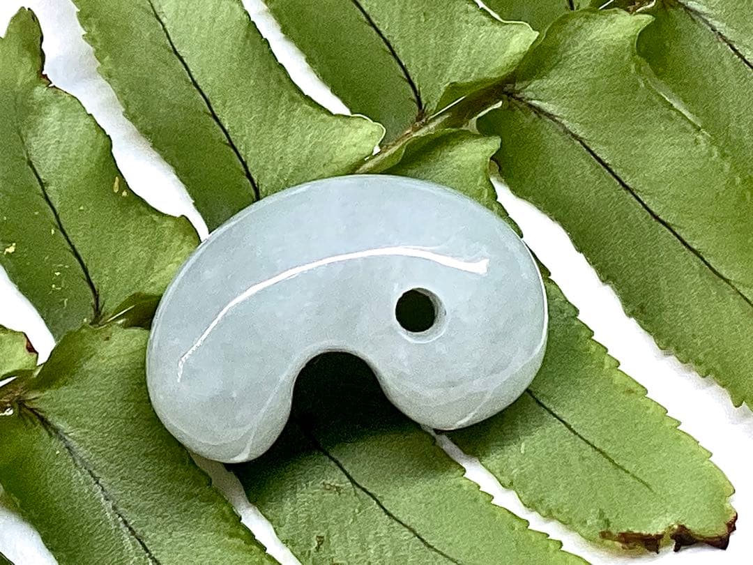✳氷‼️ 本物アイスジェイド‼️ 高価糸魚川翡翠勾玉　お身近に本物守護石を　鑑定済み
