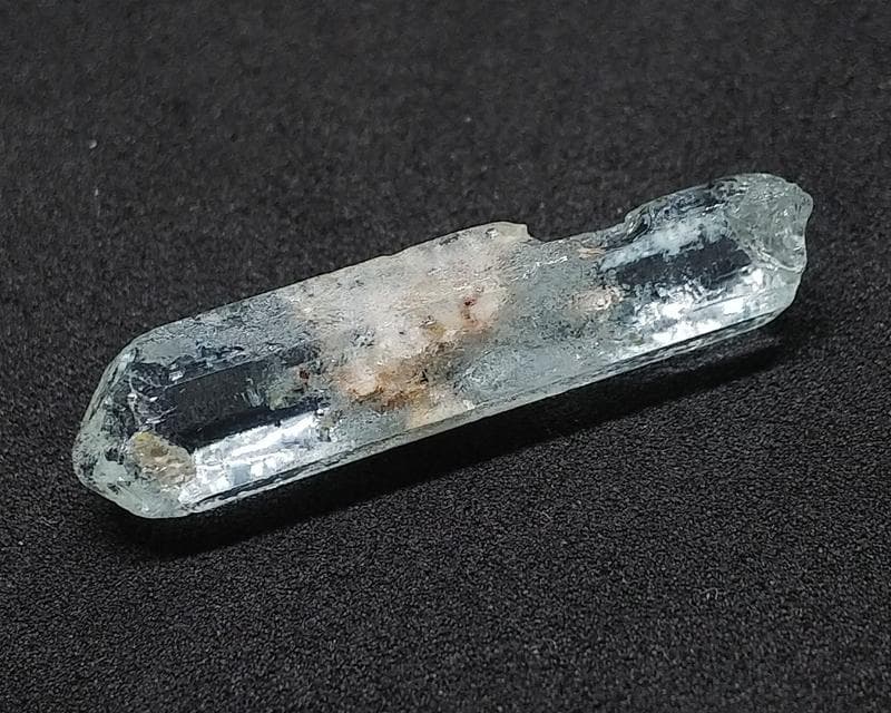 525 ガーネット内包 アクアマリン 結晶 原石 ブラジル産