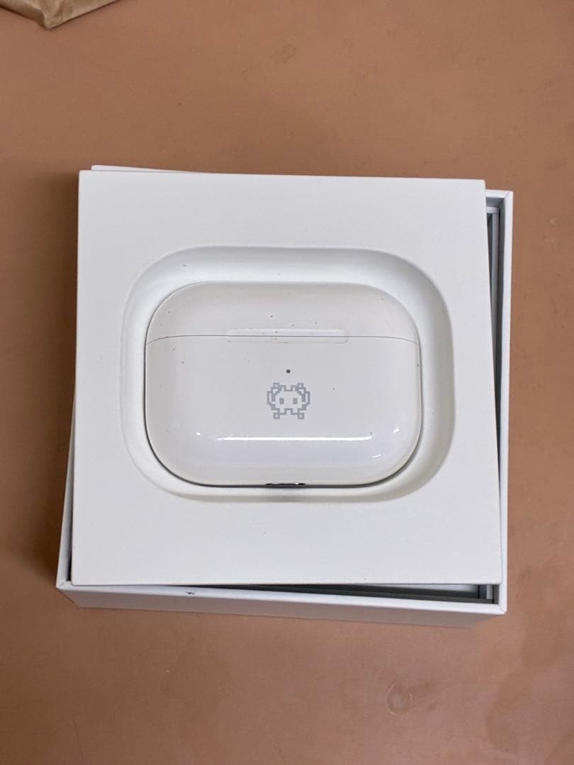 純正AirPods Pro 本体 充電ケース付き　右側のみ調子悪し