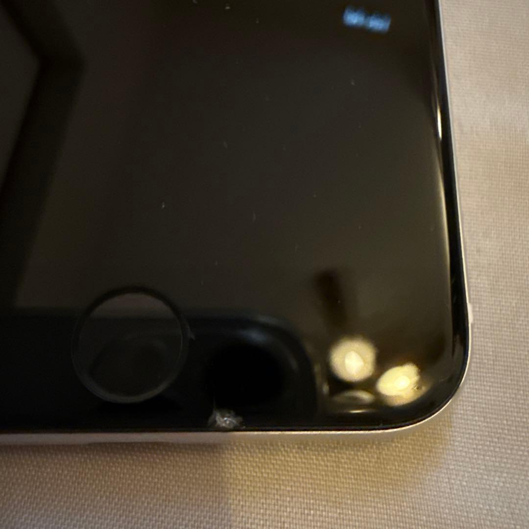 iPhone SE 第二世代　画面に傷あり　初期化済み